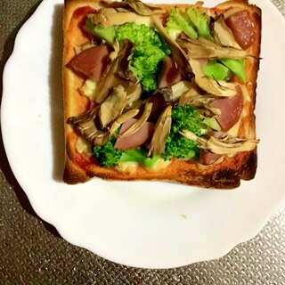 舞茸とブロッコリーとボロニアソーセージのピザ